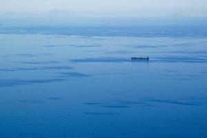 costa marítima do mar Tirreno com navio mercante, reportagem de viagem no sul da itália, calábria foto