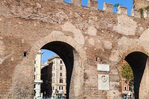 portão na muralha aureliana da cidade antiga em roma foto