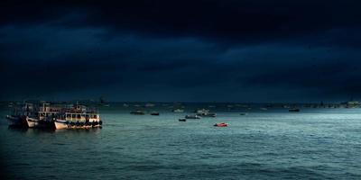 barcos no mar à noite foto