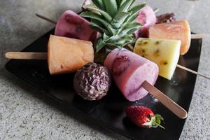 picolés de frutas congeladas foto