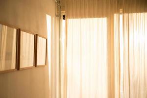 sala com molduras e cortinas de janela foto