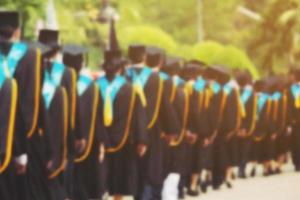 tiro de chapéus de formatura durante graduados de sucesso de início da universidade, parabéns pela educação do conceito. cerimônia de formatura, parabenizou os graduados na universidade durante o início. foto