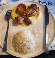 uma das refeições servidas em um pequeno hotel na Turquia. que consiste em arroz de manteiga, frango picante e purê de batata. foto