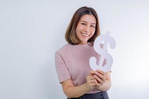 mulher asiática segurando o símbolo do dólar com o conceito de finanças.