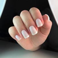 unhas de mulher bonita com bela manicure francesa foto