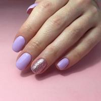 manicure de cores diferentes nas unhas. manicure feminina na mão no fundo rosa foto