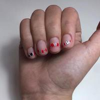 mulher com manicure cor de carne com design, close-up foto