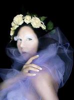 retrato do conceito de mulher estranha na coroa de rosas brancas com maquiagem de fantasia para da de muertos foto