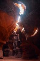 vista da caverna com raios de sol foto