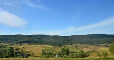 foto das montanhas dos cárpatos, que têm muitas árvores coníferas. paisagem de floresta e montanha no início da temporada de outono