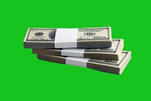 pacote de notas de dólar americano isoladas em chroma keyer verde. pacote de dinheiro americano com alta resolução na máscara verde perfeita foto