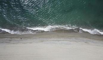 fotografia aérea de pessoa na costa