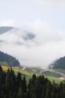 vista aérea de montanhas e árvores no nevoeiro foto
