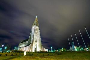 hallgrimskirkja ou igreja de hallgrimur, um luterano, ou igreja da islândia, igreja paroquial em reykjavik, em homenagem ao poeta islandês e clérigo hallgrimur petursson, islândia