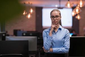 retrato de freelancer em pé no espaço de coworking. empresária confiante olhando para a câmera. foto