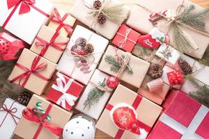 caixa de presentes por ocasião do feliz natal e feliz ano novo decoração para celebração foto