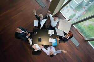 grupo de empresários felizes na reunião no escritório moderno foto