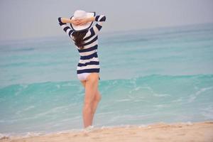 mulher bonita feliz aproveitando as férias de verão foto