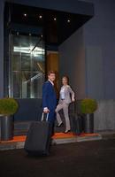 casal de empresários entrando no hotel foto