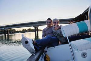 casal apaixonado tem tempo romântico no barco foto