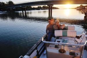 casal apaixonado tem tempo romântico no barco foto