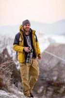 retrato de fotógrafo masculino na natureza de inverno foto