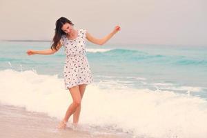 mulher bonita feliz aproveitando as férias de verão foto