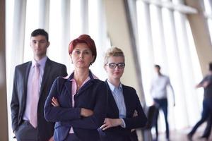 grupo de empresários diversos com mulher ruiva na frente foto