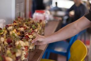 desenvolvedor de software comendo uma salada de frutas foto