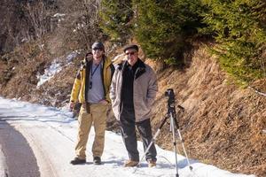 retrato de dois fotógrafos masculinos na natureza de inverno foto