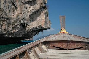 paisagem da ilha de phi phi leh com barco longtail para viagens. mar de andaman, krabi, phuket tailândia. foto