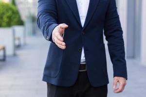 foto de close-up de cumprimento do aperto de mão do empresário masculino em terno de negócio