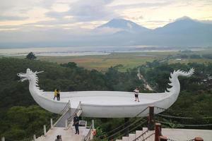 ambarawa indonésia 1 de janeiro de 2022, um barco gigante com uma cabeça de dragão em uma colina, em um ponto turístico na área de ambarawa chamado eling bening foto