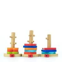 brinquedos de madeira coloridos em um fundo branco foto