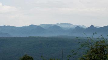 panorama de altas montanhas na tailândia maravilhosa paisagem de estação chuvosa nas montanhas tem todo o céu nuvens e névoa. foto