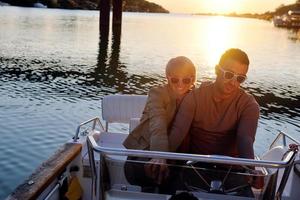 casal apaixonado tem tempo romântico no barco foto