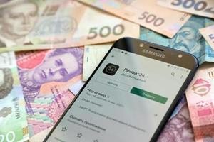 ternopil, ucrânia - 24 de abril de 2022 aplicativo bancário privatbank na tela do smartphone. privatbank é importante banco comercial na ucrânia foto