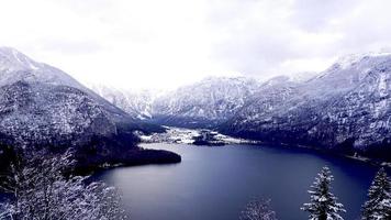 cenário de hallstatt inverno neve montanha paisagem vale e lago foto