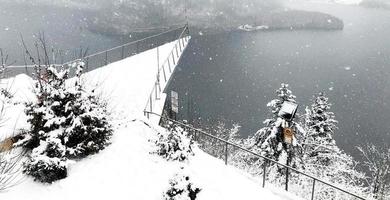 triângulo ponto de vista de hallstatt inverno neve montanha paisagem caminhada montanhas épicas aventura ao ar livre e lago através da floresta de pinheiros no vale do planalto leva à antiga mina de sal de hallstatt, áustria foto