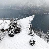 triângulo ponto de vista de hallstatt inverno neve montanha paisagem caminhada montanhas épicas aventura ao ar livre e lago através da floresta de pinheiros no vale do planalto leva à antiga mina de sal de hallstatt, áustria foto