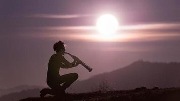 saxofonista no céu roxo ao pôr do sol foto