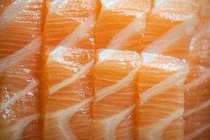 close-up salmão fresco cru carne de peixe filetes pedaço. foto