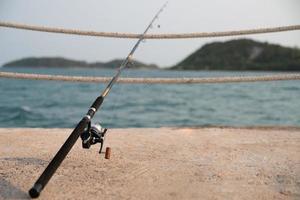 uma vara de pescar com fundo do mar, pescando. foto