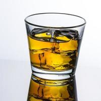 whisky glas mit eiswürfeln