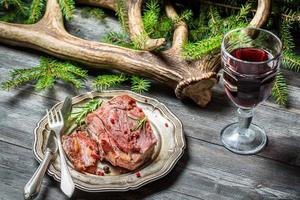 carne de veado servida no alojamento florestal com vinho