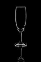 copo de vinho vazio isolado em fundo preto foto
