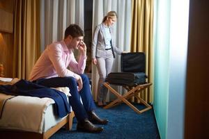 jovem casal no quarto de hotel moderno foto