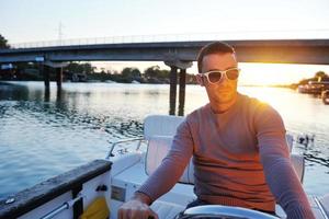 retrato de jovem feliz no barco foto