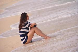 mulher bonita feliz aproveitando as férias de verão foto