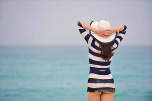 mulher bonita feliz aproveitando as férias de verão foto